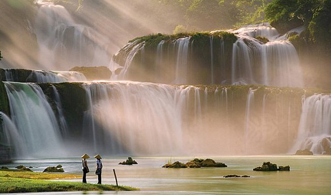 Photos of Ban Gioc Waterfall taken by photographer Hoang The Nhiem are posted on National Geographic Magazine published in France.