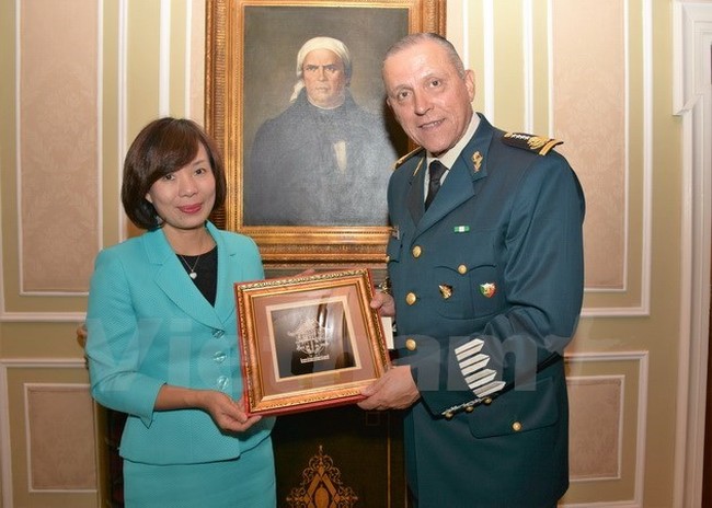 Secretariat Salvador Cienfuegos Zepeda (R) and Ambassador Le Linh Lan (Source: VNA)
