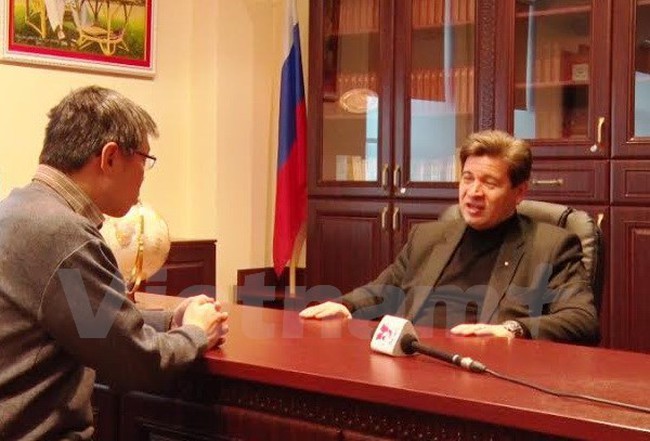Professor Kolotov talks to VNA reporters (Source: VNA)