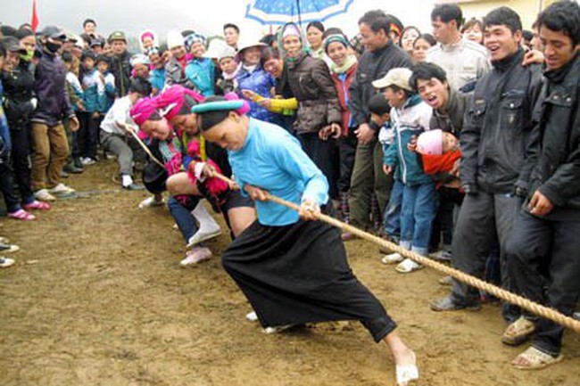 Locals take part in a tug of war. (Photo: VNA)