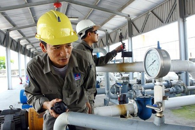 Engineers are checking the E5 biofuel system at PV Oil Dinh Vu, a member of PetroVietnam Oil Corporation. (Source: VNA)