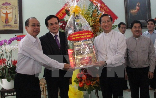 VFF Vice President (in dark suit) presents gift to the Diocese of Phu Cuong. (Source: VNA)