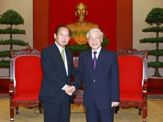 Party General Secretary Nguyen Phu Trong (R) and Secretary General of the Liberal Democratic Party of Japan Toshihiro Nikai (Photo: VNA)