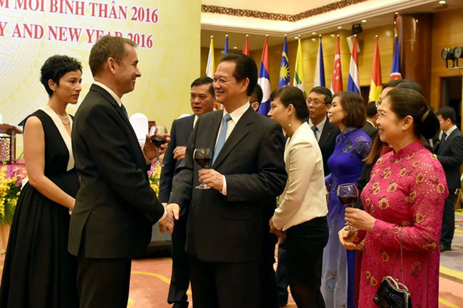 Prime Minister Nguyen Tan Dung (centre) talks to participants in the banquet (Photo: VNA)