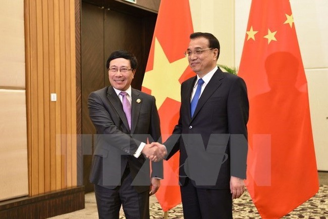 Deputy Prime Minister and Foreign Minister Pham Binh Minh (L) and Chinese Premier Li Keqiang (R)