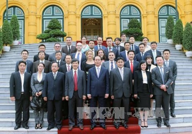 President Tran Dai Quang, Brunei Prince Pengiran Muda Abdul Qawi and businessmen pose for a joint photo in front of the Presidential Palace.