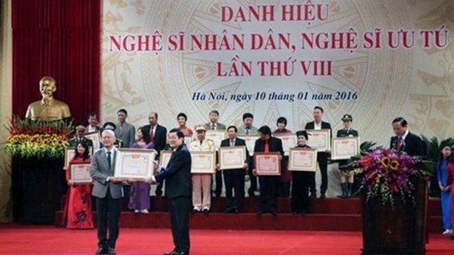 President Truong Tan Sang presents People's Artist title to musician Trong Dai (Photo: VOV)
