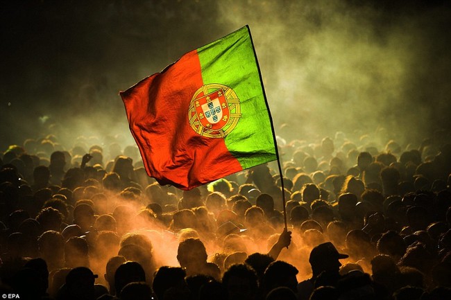 CĐV, Bồ Đào Nha, ăn mừng: Cùng theo dõi những hình ảnh đầy hồi hộp và xúc động khi các CĐV Bồ Đào Nha ăn mừng chiến thắng của đội tuyển quốc gia. Sự đoàn kết và tinh thần chiến đấu sẽ được truyền đến bạn một cách rõ nét.