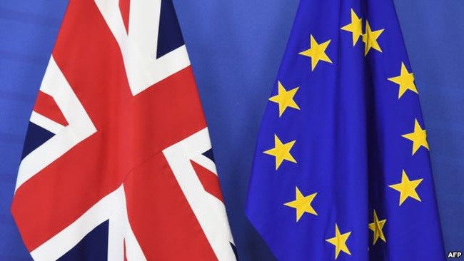 Việc Anh rời khỏi EU đã khiến lãnh đạo các nước lo ngại về tương lai của khu vực châu Âu. Tuy nhiên, các cờ các nước EU vẫn còn là biểu tượng của sự đoàn kết và tôn trọng giữa các quốc gia. Hãy khám phá những chi tiết đặc trưng trên các cờ các nước EU và hiểu thêm về giá trị của sự đoàn kết và hợp tác trong khu vực châu Âu.