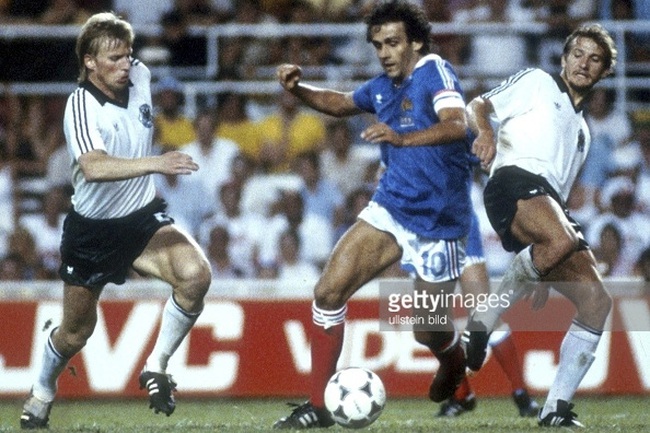 Cuộc đối đầu Pháp - Đức 1982: Cùng trở về quá khứ, đến năm 1982 với một trận đấu lịch sử giữa Pháp và Đức. Những hình ảnh cổ điển về trận đấu này sẽ khiến bạn trầm trồ vì tình huống bóng đẹp, tính đối kháng cao giữa hai đội bóng hàng đầu của châu Âu.