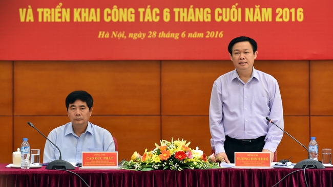 Deputy PM Vuong Dinh Hue speaks during a meeting of the Steering Committee for the National Target Programme on Building Modern Rural Areas in Hanoi on June 28 to review the committee’s work in the first six months of 2016. (Credit: VGP)