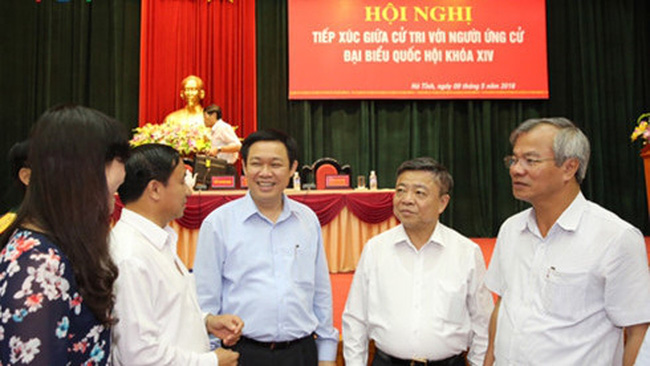 Politburo member and Deputy PM Vuong Dinh Hue (middle) with voters in Ha Tinh province (Credit: VOV)