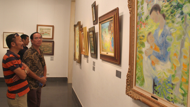 Visitors take in photos at the ‘Art of Vietnam – Another Look’ exhibition (Photo: tuoitrethudo.vn)