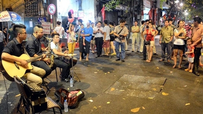 Nine more pedestrian streets are to open in Hanoi in October. (Credit: NDO)