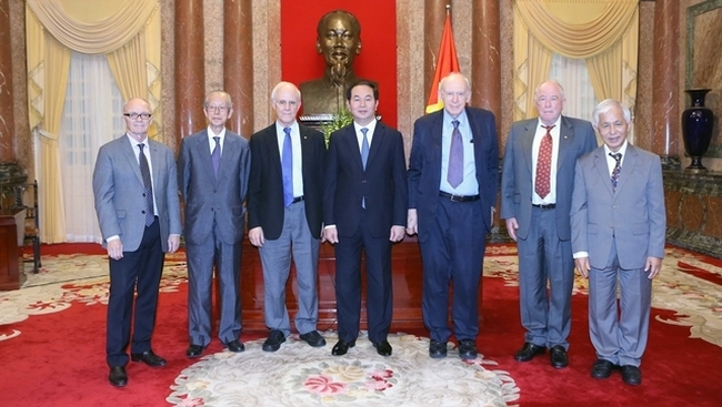 President Tran Dai Quang meets with Nobel laureates and foreign scientists on July 9. (Credit: NDO)