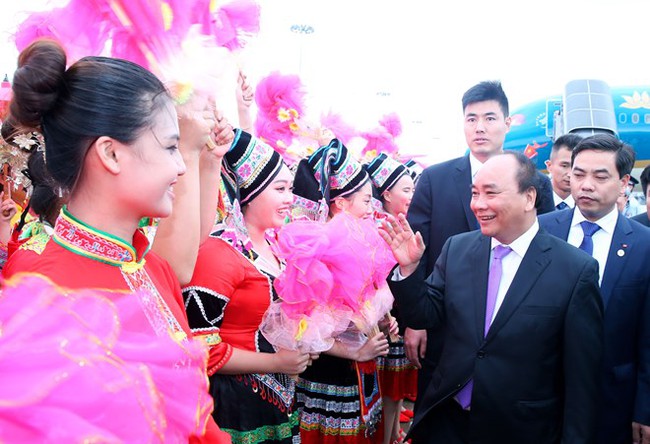 Prime Minister Nguyen Xuan Phuc is welcomed at Wuxu international airport (Photo: VNA)