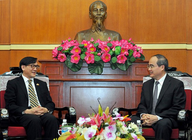 President of VFF Central Committee Nguyen Thien Nhan (R) meets Thai Ambassador Manopchai Vongphakdi (Source: VGP)