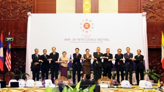 ASEAN Secretary General Le Luong Minh and representatives from 10 member countries at the 30th meeting of the AFTA Council.