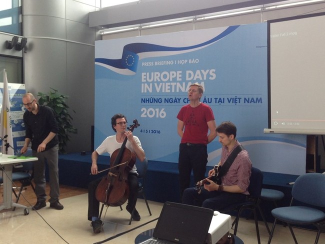 European artists perform at a press briefing on Europe Days 2016 program organized in Hanoi on May 4. Photo credit: Nhan Dan Online