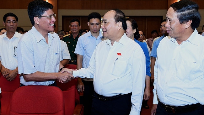 PM Nguyen Xuan Phuc meets with voters in Hai Phong. (Credit: VGP)