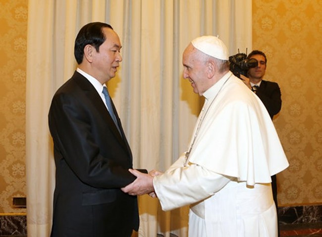 Pope Francis (R) welcomes President Tran Dai Quang (photo: VOV)
