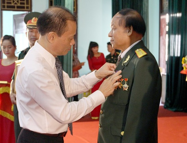 Former officials, experts and volunteer soldiers are presented with the Lao orders and medals on October 29 (Photo: VNA)