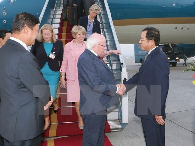 President Michael D. Higgins and his spouse were welcomed at Noi Bai International Airport (Source: VNA)