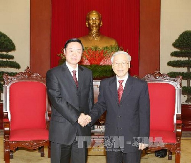 Party General Secretary Nguyen Phu Trong (R) and head of the Publicity Department of the Communist Party of China (CPC) Liu Qiba, Hanoi, December 22, 2016