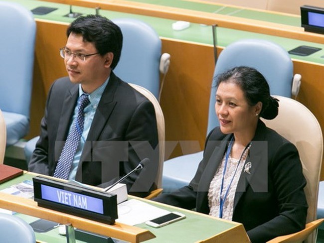 Ambassador Nguyen Phuong Nga (R) at a UN session