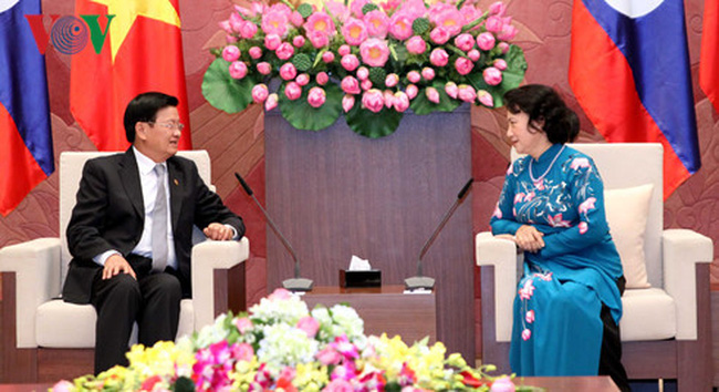 NA Chairwoman Nguyen Thi Kim Ngan (R) and Lao Prime Minister Thongloun Sisoulith