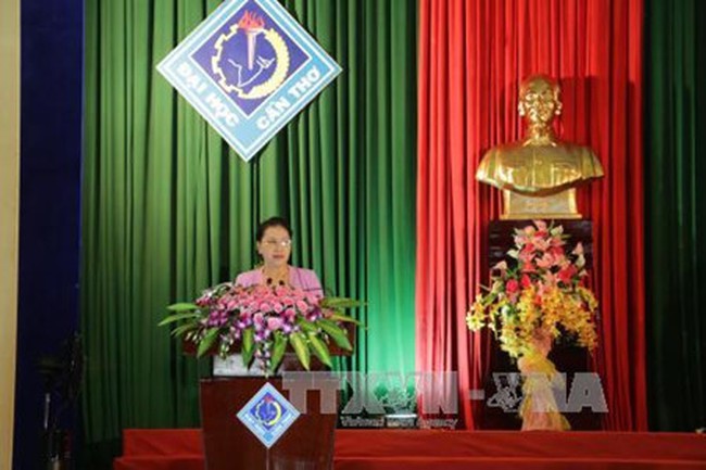 National Assembly Chairwoman Nguyen Thi Kim Ngan at a meeting with voters and candidates in Can Tho University