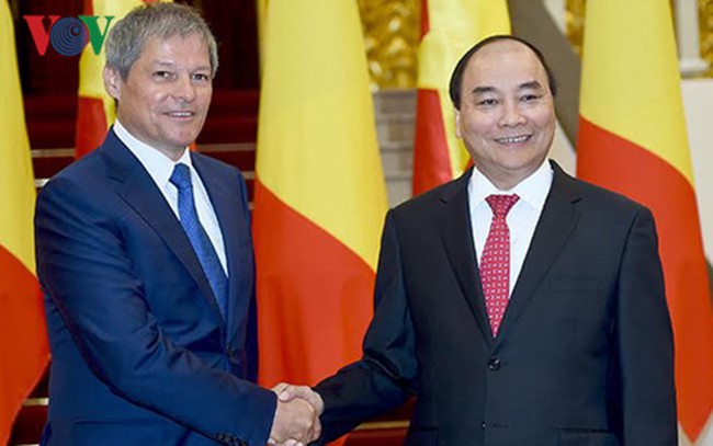 Prime Minister Nguyen Xuan Phuc (right) and Slovakian Prime Minister Roberto Fico (left) - Picture: VOV
