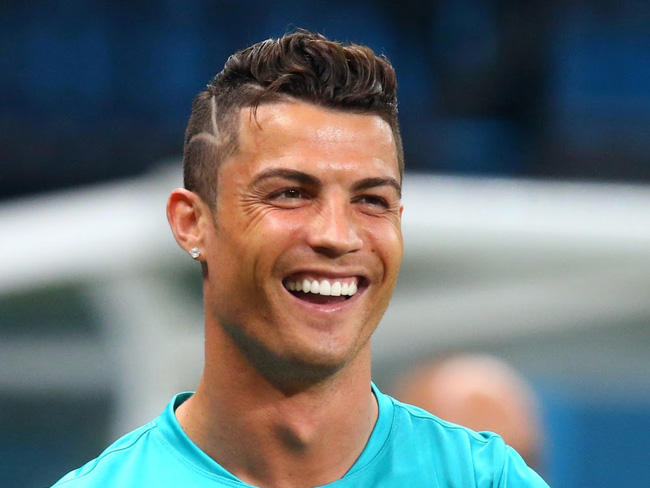 Cười tẹt ga với ảnh Ronaldo cười vui nhộn và hài hước