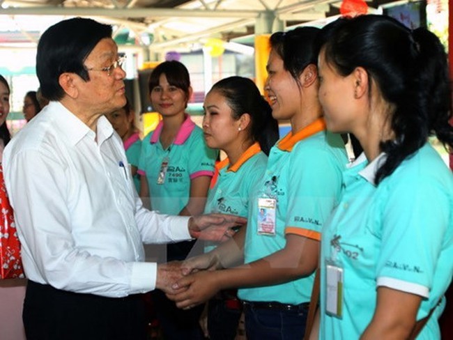 President Truong Tan Sang (L) visits workers of the Prime Asia Vietnam Co. Ltd