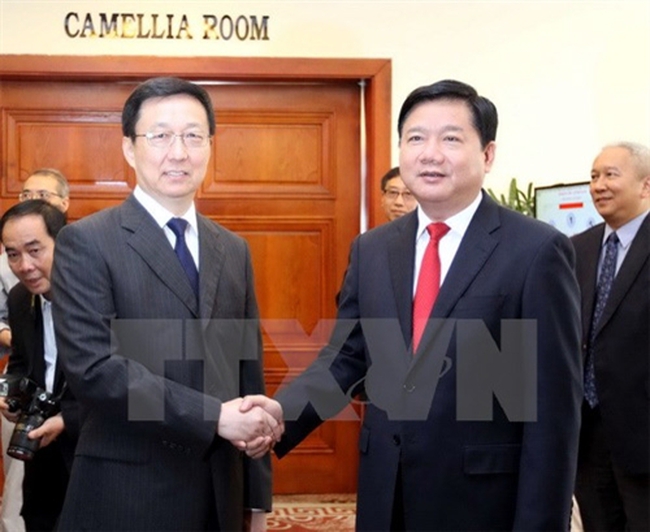 Secretary of Ho Chi Minh City Party Committee Dinh La Thang (right) and Secretary of the Party Committee of Shanghai city Han Zheng