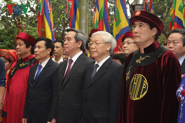 Party leader Nguyen Phu Trong and other senior leaders at a ceremony commemorating the Hung Kings' death anniversary (Credit: VOV)