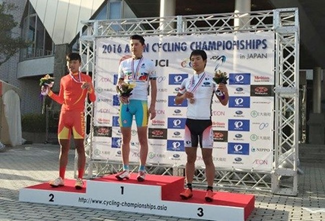 Phan Hoang Thai (left) celebrates his silver medal on the podium (Photo:VNA)
