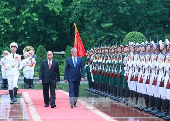 Prime Minister Nguyen Xuan Phuc and Romanian Prime Minister Dacian Ciolos reviewed the guard of honor (Photo: VNA)