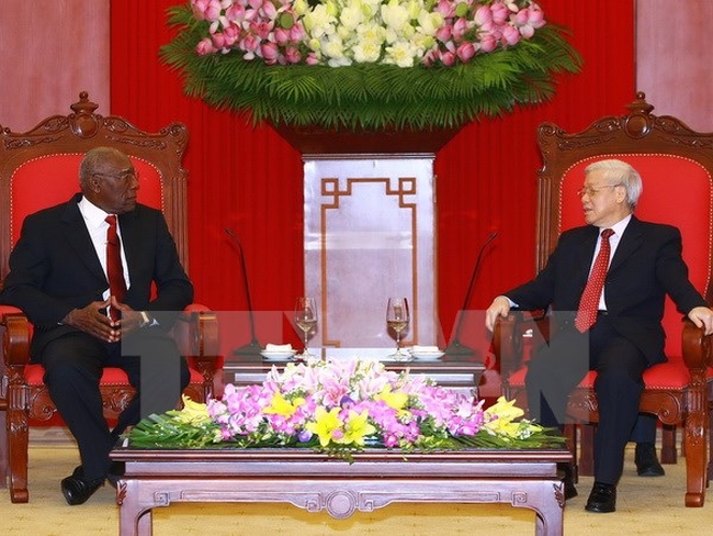 Party General Secretary Nguyen Phu Trong (R) receives Salvador Valdes Mesa (L), Vice President of the Council of State and Special Envoy of First Secretary of the Communist Party of Cuba in Hanoi yesterday. — VNA/VNS Photo Doãn Tấn