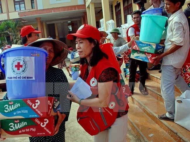 Residents in Ba Don town, central Quang Binh province get relief aid after storms (Source: VNA)