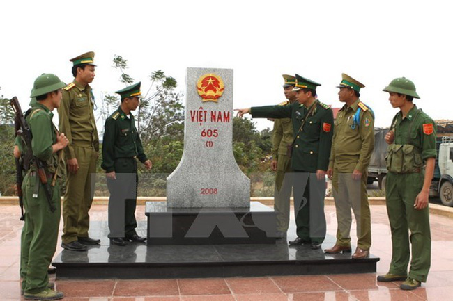 Vietnamese, Lao border guards check border marker No. 605 (Photo: VNA)