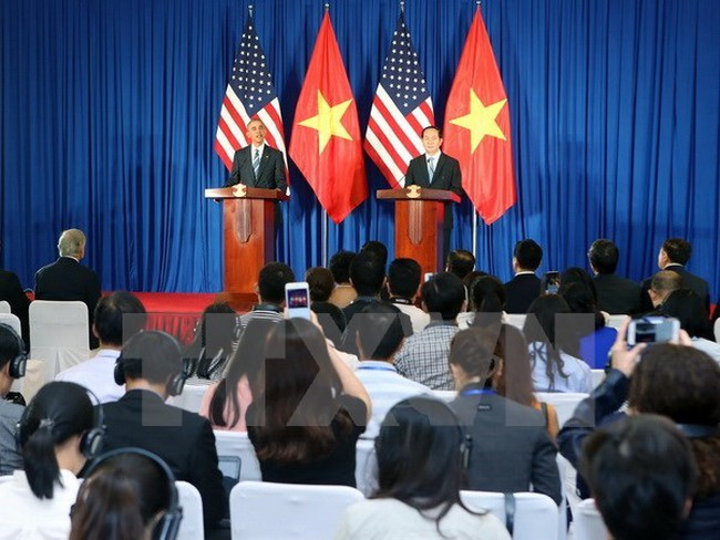 Vietnamese President Tran Dai Quang (R) and his US counterpart Barack Obama at the event (Photo: VNA)