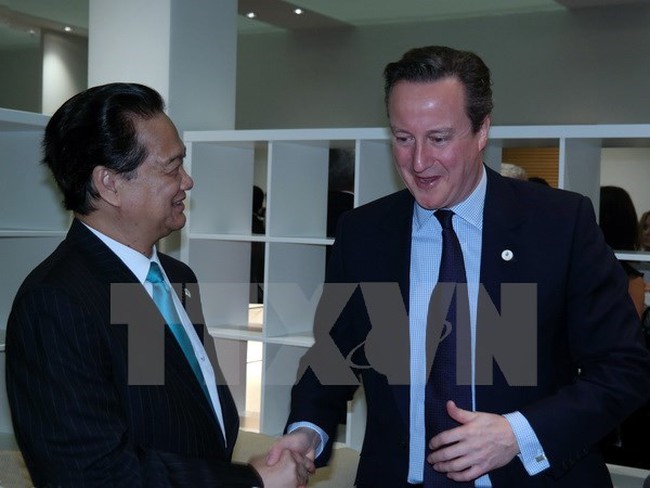 PM Nguyen Tan Dung meets with his UK counterpart David Cameron on the sidelines of the COP21 (Source: VNA)