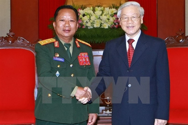Party General Secretary Trong (R) receives Lao Defence Minister Chansamone Channhalat (L) yesterday. — VNA/VNS Photo Doãn Tấn