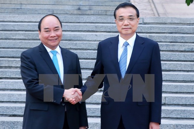 Chinese Premier Li Keqiang and PM Nguyen Xuan Phuc at the welcome ceremony at the Great Hall of the People in Beijing on September 12 afternoon