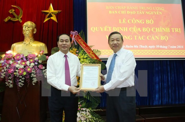 President Tran Dai Quang (L) presents the appointment decision to To Lam (Photo: VNA)