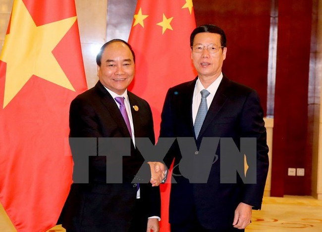 Prime Minister Nguyen Xuan Phuc (L) and Chinese Vice Premier Zhang Gaoli (Photo: VNA)