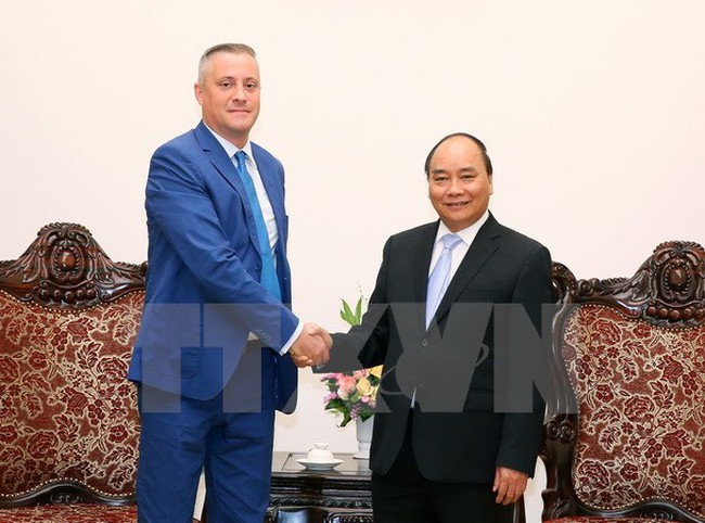 Prime Minister Nguyen Xuan Phuc met with Bulgarian Economic Minister Bozidar Lucarsky