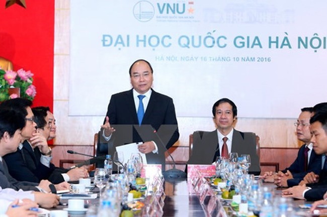 Prime Minister Nguyen Xuan Phuc speaks at the working session with the managerial staff of VNU.