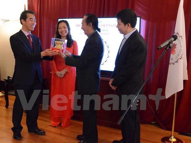Vietnamese Ambassador To Anh Dung presented a bronze drum to the CVS management board (Source: VNA)